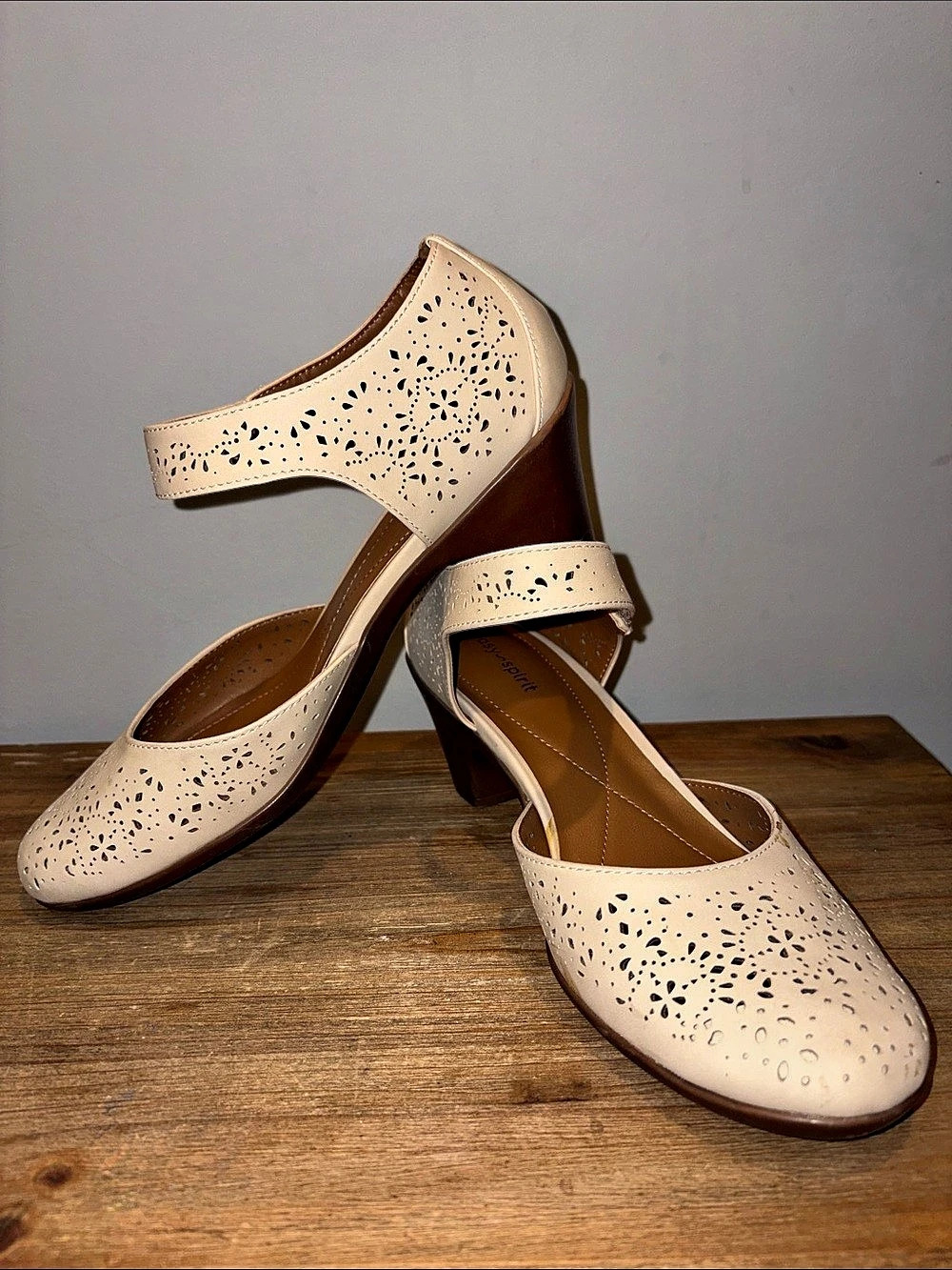 Easy Spirit Perforated Mary Jane Heels in Cream 8.5